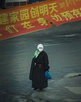 2008年6月顔を隠すチベット人・写真野田雅也