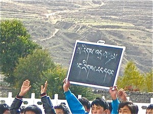 民族と言語の平等を訴えるチベットの高校正たち