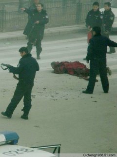 中国政府へ抗議の焼身自殺を図り銃撃され倒れた僧タベー