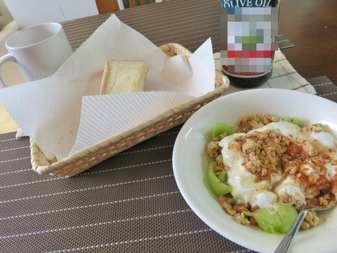 朝 食