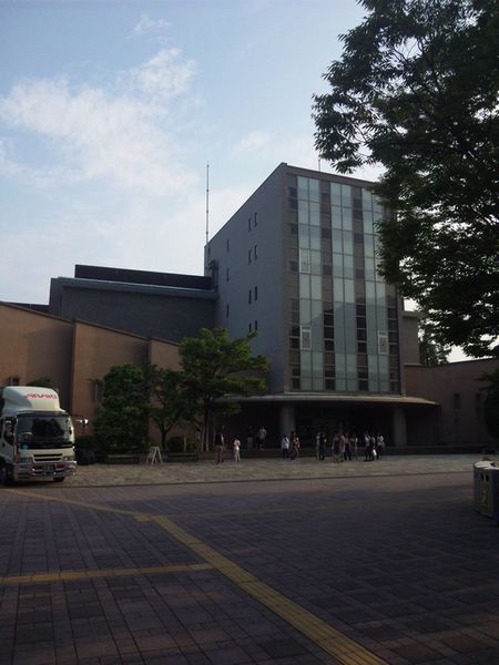 そして以学館。