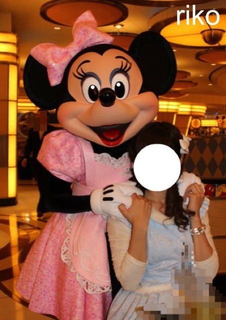 肩もまないで～！(笑)可愛いけど面白さが勝るミニーちゃん