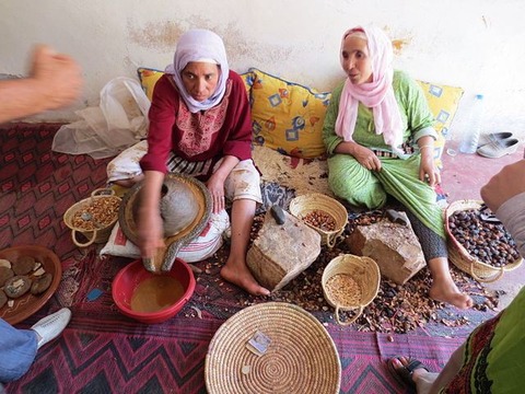 Women_Processing_Argan_Oil