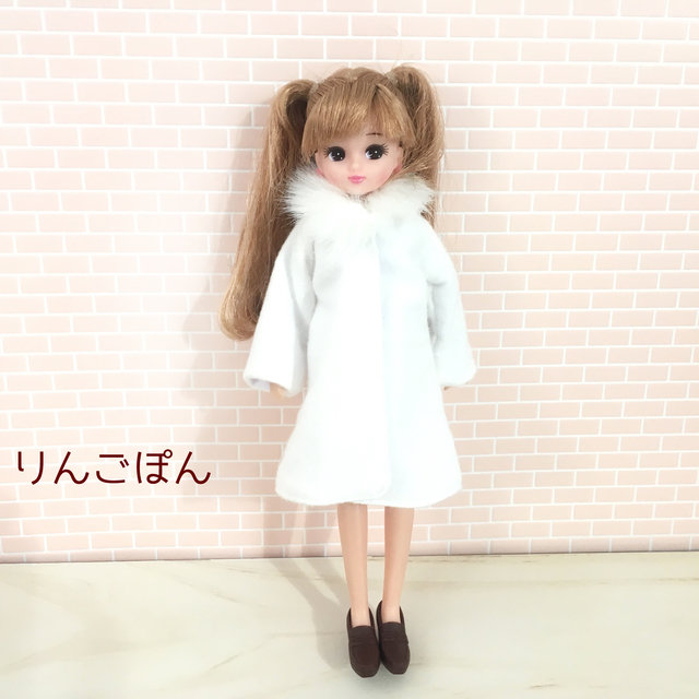 白のファー付きコートと 新しい壁紙 リカちゃん服ハンドメイド りんごぽんのおうち 札幌市