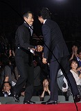 織田裕二と柳葉敏郎、がっちり熱い握手!