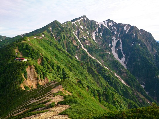 爺ヶ岳の稜線から鹿島槍ヶ岳を望む
