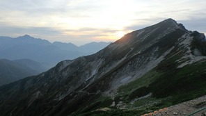 唐松岳山頂(右)と剱岳(左遠方)