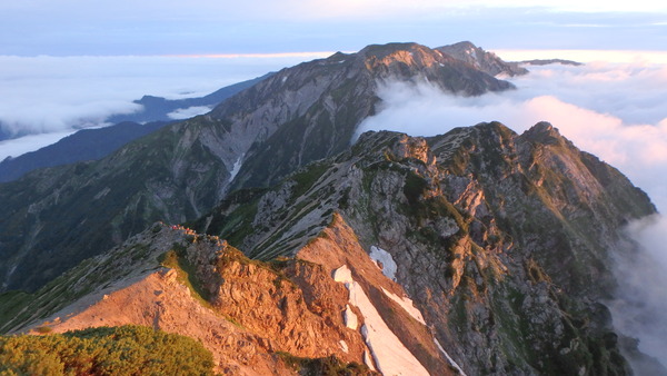 朝日を浴びる白馬岳方面