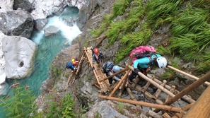 高巻きのハシゴを登ったり下ったりします