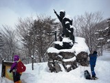 通称「指さし」の像