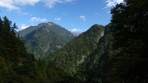 白馬岳と旭岳が中央奥にうっすらと!