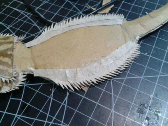 lifelike_bearded_dragon_made_out_of_cardboard_640_09