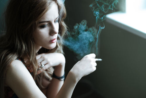 SmokingGirl_110335310