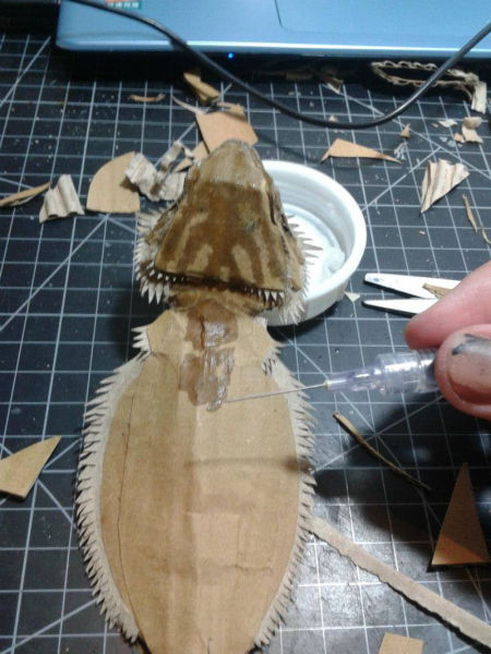 lifelike_bearded_dragon_made_out_of_cardboard_640_11