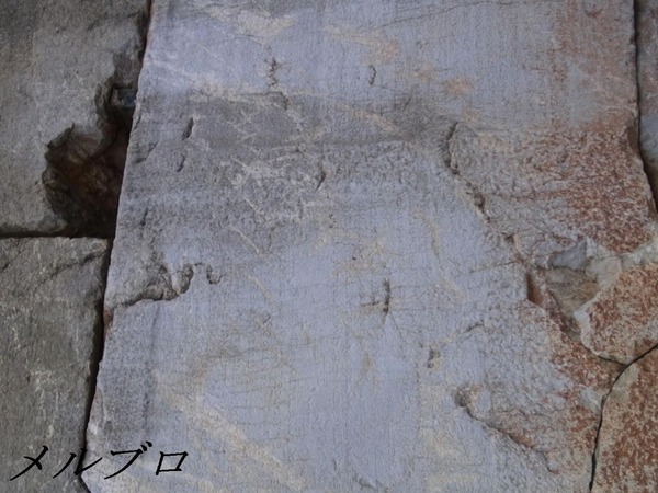 デルフィ遺跡 文字の書かれた石