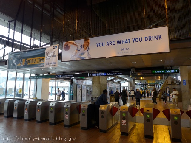 オークランド コロシアム駅