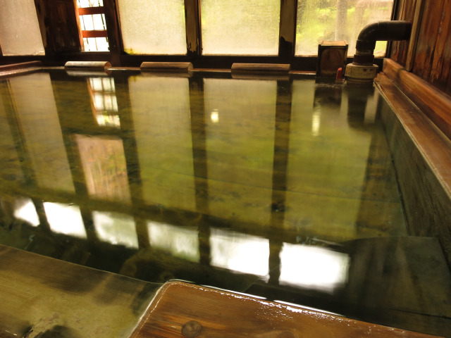 内湯 源泉浴槽
