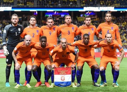 Netherlands-2016-17-NIKE-home-kit-orange-orange-blue-line-up
