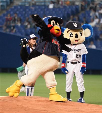 つば九郎始球式投球