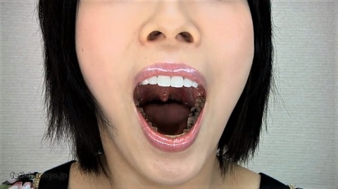 女性ののどちんこと口腔内