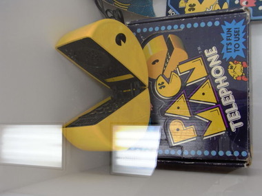 02pacmantelephone