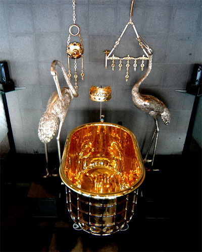 船原ホテルの黄金風呂の置物【廃墟になり盗難事件にあった純金風呂でした】。 船原ホテルの黄金風呂の置物【廃墟になり盗難事件にあった純金