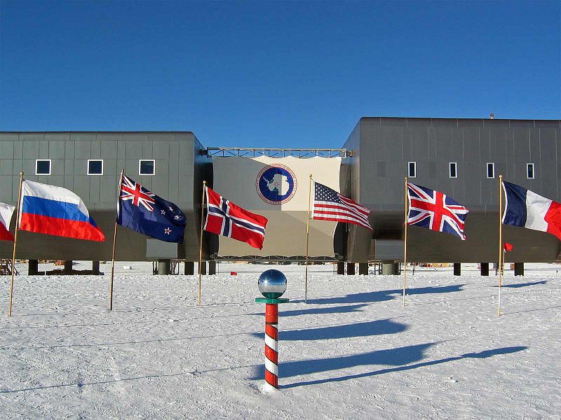 800px-Amundsen-scott-south_pole_station_2007