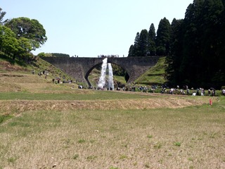 通潤橋観光放水03