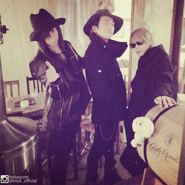 Aki ha ido a cenar con Shinya (Dir en Grey) y Asagi