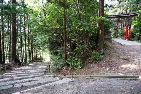 佐渡牛尾神社表参道側の石階段