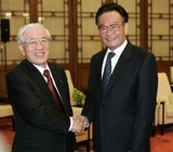 角田義一(左)と 呉邦国