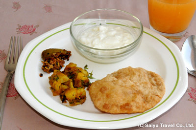 インドの朝食 プリとじゃがいものカレー、ピクルス