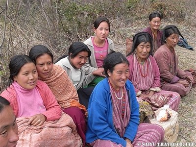 ピクニックをするモンパの女性たち