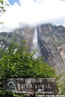 展望台から仰ぎ見るエンジェルフォール