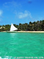 海から見たバンガローとビーチバー