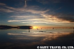 雨季のウユニ塩湖に沈み行く夕陽
