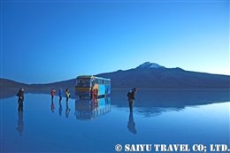 トゥヌパ山と雨季のウユニ塩湖