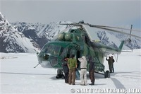 氷河上のベースキャンプに着陸