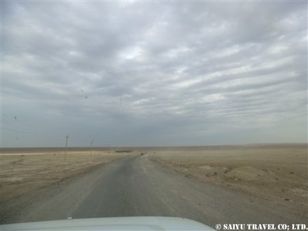 トルクメンバシからヤンギカラへ_舗装道路