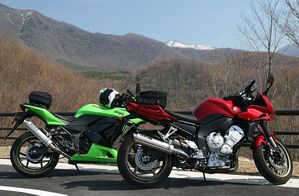 KAWASAKIの黄緑、YAMAHAの赤