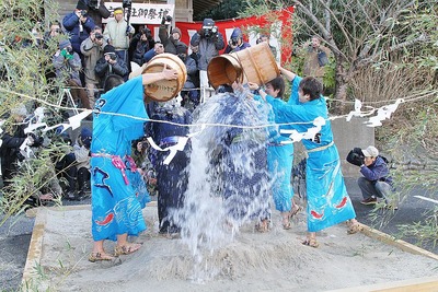 奇祭・真冬の水掛け祭り「水祝儀」 9