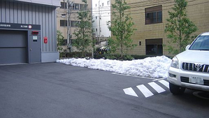 4日も経つのに、まだこんなに残雪が・・・