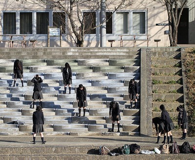女子高生、朝のラジオ体操