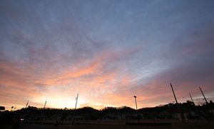 日中ならナンの変哲もない住宅地の光景なのですが・・・