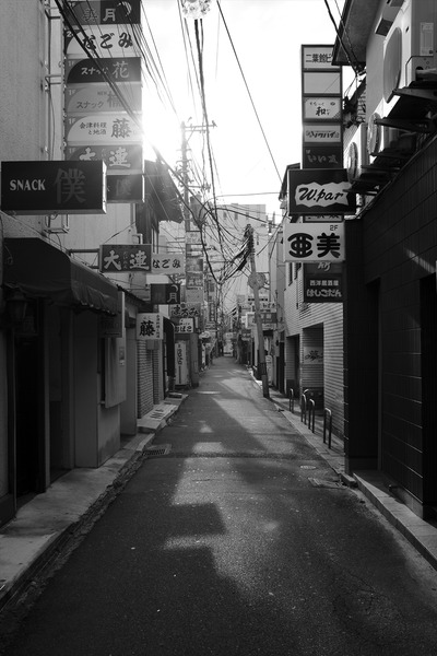 早朝の街