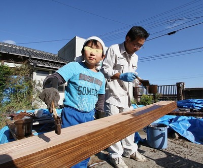 中之作の古民家「清航館」の外壁板に塗装1
