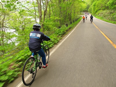 檜原湖一周ファミリーサイクリング・疾走中