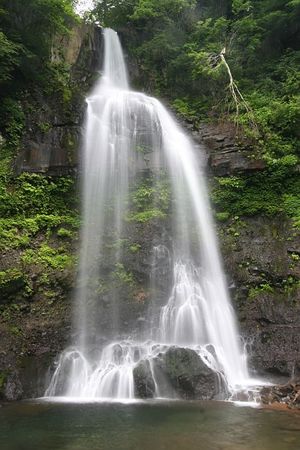 母成グリーンラインの滝2