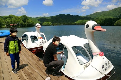 曽原湖でボート遊び１