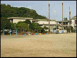 「……何してるんですか?」
「へ? ブランコ漕いでるんですが……」
「警察呼んでいいですよね」 1